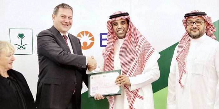  محافظ هيئة الاستثمار يسلم شركة بيكتون ديكنسون وثيقة التوسع.