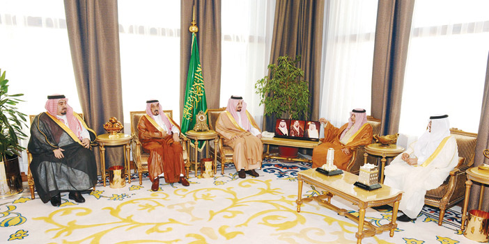 أمير منطقة عسير يستقبل مشايخ المنطقة ومدير هيئة الرقابة والتحقيق 