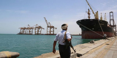 الحوثيون يحتجزون 10 سفن نفطية وتجارية في ميناء الحديدة 