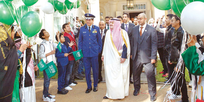 كرَّم المتميزين من أبناء الوطن.. وشهد احتفاء السفارة باليوم الوطني الـ(88).. الأمير محمد بن نواف: 