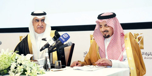  الأمير فيصل بن خالد معلناً الفائزين بالجائزة
