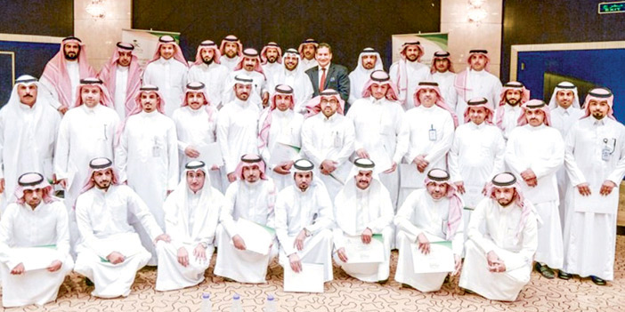  الخمعلي يتوسط المكرمين في لقطة جماعية