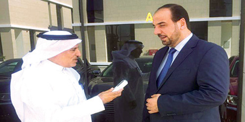  د. نصر الحريري خلال حديثه للزميل عوض القحطاني