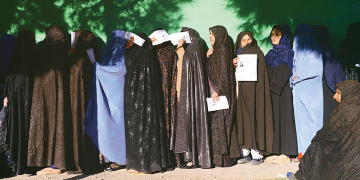  نساء أفغانيات يقفن بانتظار السماح بالتصويت في الانتخابات