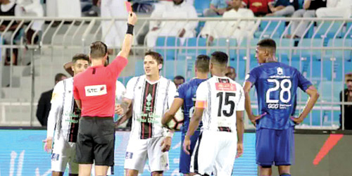  أولسمان سيلفا خلال تلقيه البطاقة الحمراء