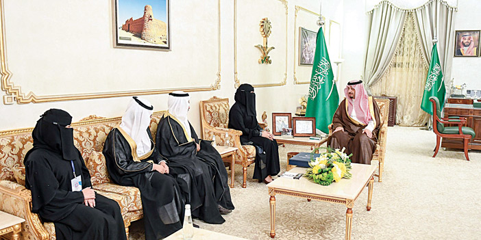  أمير منطقة الحدود الشمالية خلال استقباله سارة الشمري