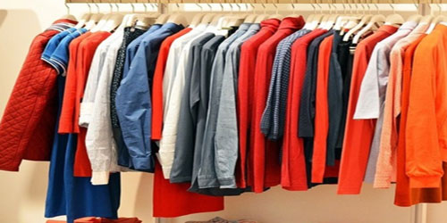 نسبة كبيرة من الناس يحتفظون بملابسهم دون استخدامها 