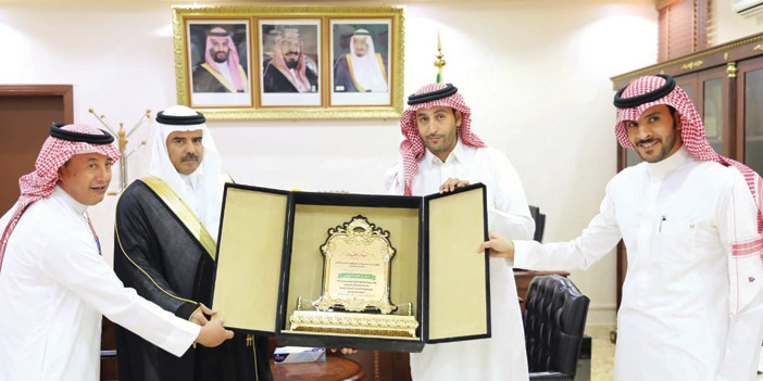 مدير المستشفى يُكرم المحافظ