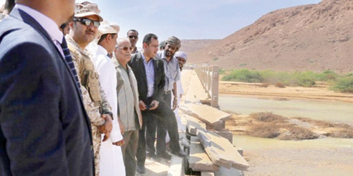  رئيس الوزراء اليمني يتفقد مواقع الأضرار التي تسبب بها أعصار «لبان»