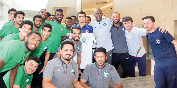  لاعبو وإداريو المنتخب السعودي مع اللاعب