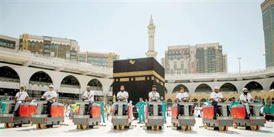 المسجد الحرام: 85 شاباً سعودياً يقودون عربات النظافة 