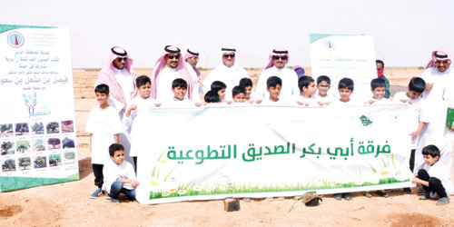   وكيل محافظة الرس مع الطلاب خلال الحملة