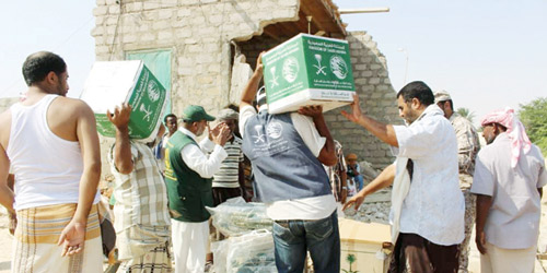 مركز الملك سلمان للإغاثة يوزِّع المساعدات الإيوائية والغذائية في المهرة 