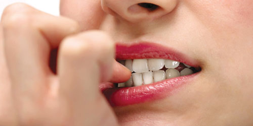 قضم الأظافر لها عواقب خطيرة على الصحة العقلية للإنسان 