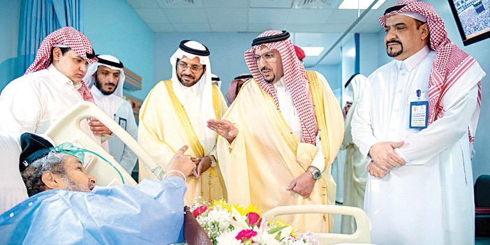  أمير القصيم يطمئن على المواطن يحيى بالمستشفى