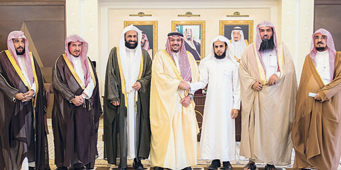  لقطة جماعية للفائز السعوي والمسئولين مع سمو أمير القصيم
