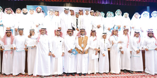  عدد من الحضور في صورة جماعية