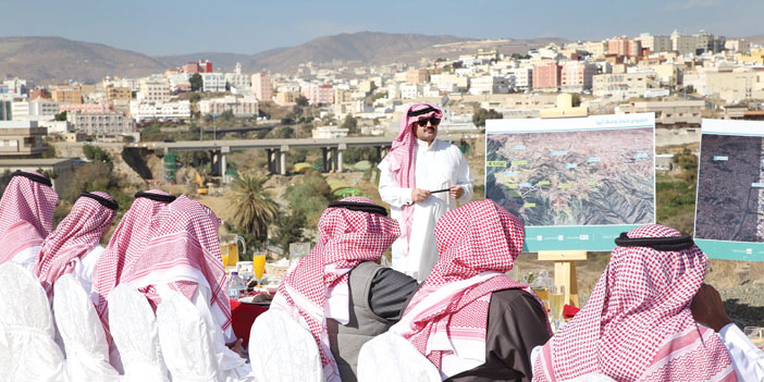  نائب أمير منطقة عسير يعرض تصور للمشروع أمام عدد من المسؤلين والأهالي