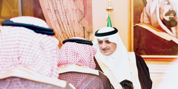   أمير منطقة تبوك خلال الجلسة الأسبوعية