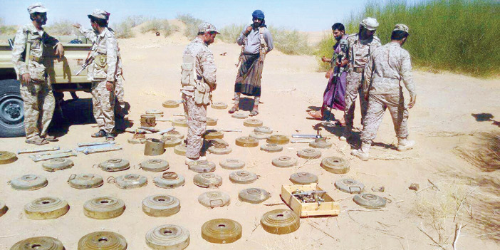  جنود يمنيون يقومون بنزع الألغام التي زرعها الحوثيون