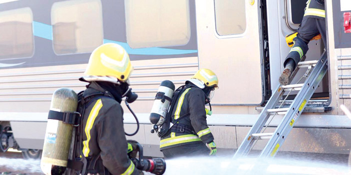  رجال الأطفاء أثناء عملهم في فرضية الحريق