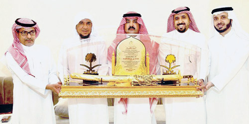 قطاع الإشراف بمستشفى الملك خالد بالمجمعة يكرم المشرف على القطاع 