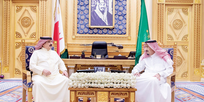  خادم الحرمين خلال جلسة المباحثات مع ملك البحرين