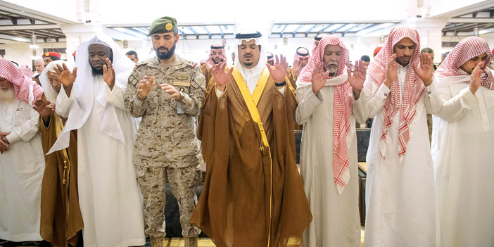  نائب أمير منطقة الرياض يؤدي صلاة الميت على الشهيد العنزي