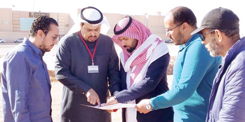  الدكتور الشحتوت يطلع على أحد مخططات المشاريع