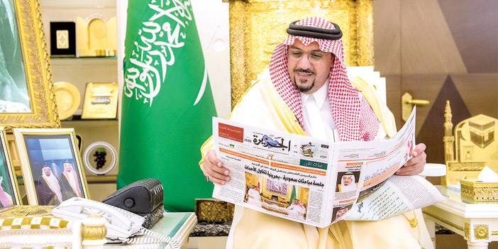  الأمير فيصل بن مشعل بن سعود أمير القصيم يتصفح عدد لـ«الجزيرة» في مكتبه بالإمارة