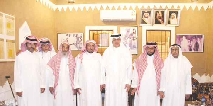  محافظ شقراء مع الضيوف داخل قصر الزاحم