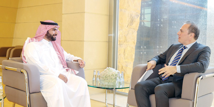  وزير الثقافة خلال استقباله السفير الإيطالي