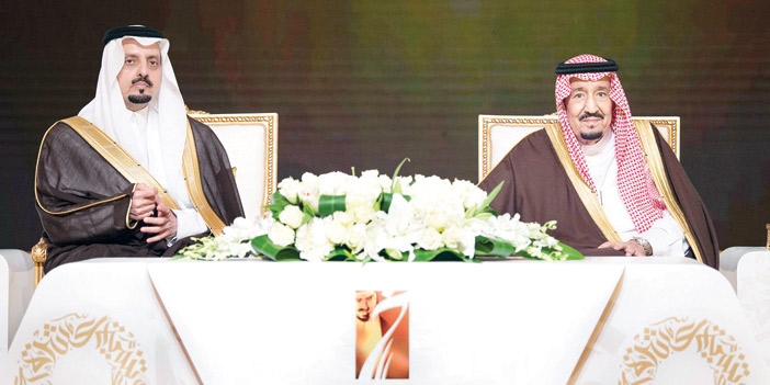  خادم الحرمين خلال رعايته حفل تكريم الفائزين بجائزة الملك خالد