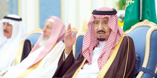 لقطات من استقبال خادم الحرمين للأمراء والعلماء والمواطنين أمس