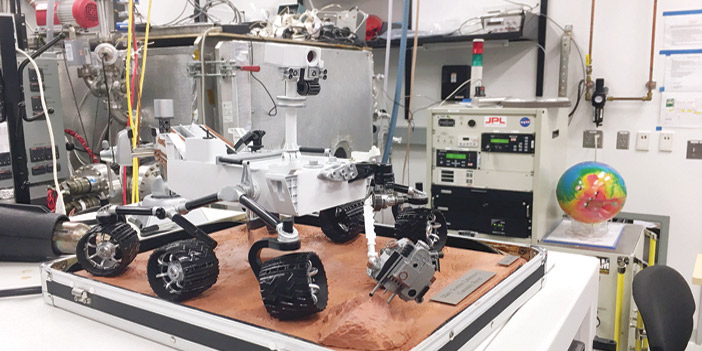 روبوت صغير على سطح المريخ الشاسع والبارد 