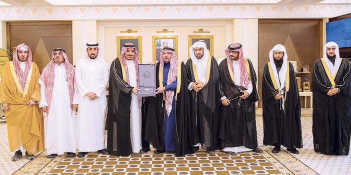  صورة جماعية لمدير الجامعة وعدد من الأعضاء مع سمو أمير القصيم