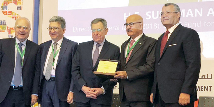  الحربش يتسلم الجائزة مع ممثل دولة الرئيس اللبناني السيد فؤاد السنيورة رئيس وزراء لبنان الأسبق