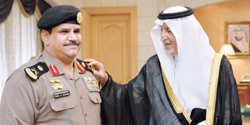  أمير منطقة مكة المكرمة يقلِّد مدير سجون المنطقة رتبته الجديدة