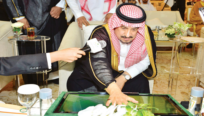   الأمير فيصل بن بندر خلال رعايته الملتقى