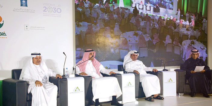  محافظ هيئة الاستثمار ورئيس مجلس الغرف السعودية خلال المؤتمر أمس