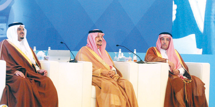  الأمير فيصل بن بندر خلال رعايته حفل إعلان نتائج مزايدة حقوق تسمية عدد من المحطات