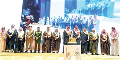الأمير فيصل بن سلمان يقلِّد الفائزين بجائزة المدينة المنورة للأداء الحكومي المتميّز في دورتها الخامسة 