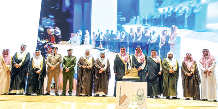 الأمير فيصل بن سلمان يقل د الفائزين بجائزة المدينة المنورة للأداء الحكومي المتمي ز في دورتها الخامسة