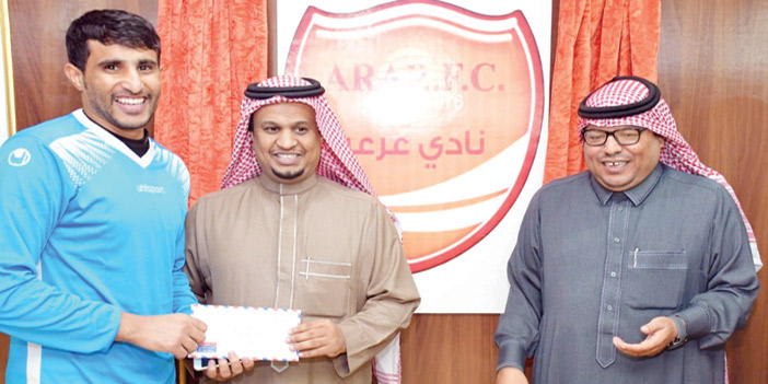  العنزي يكافئ لاعبي عرعر