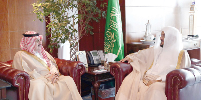  الأمير محمد بن نواف خلال لقائه وزير الشؤون الإسلامية