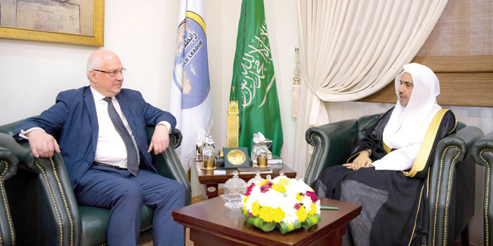  د. العيسى خلال لقائه السفير الفرنسي