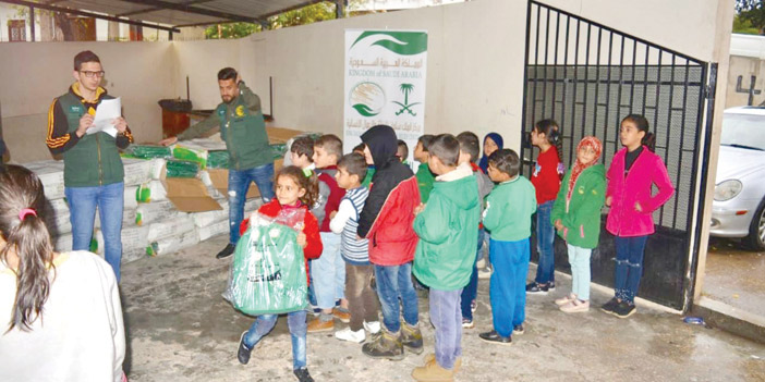 وزَّع حقائب مدرسية على الطلاب السوريين وناقش المرحلة الحرجة التي تمر بها اليمن 