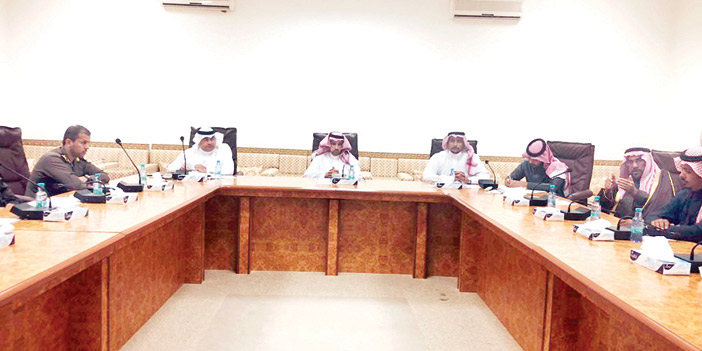  محافظ الأسياح خلال الاجتماع