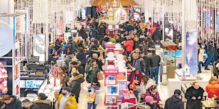  مئات الأمريكيين خلال تسوقهم أمس في أحد المخازن التجارية في نيويورك