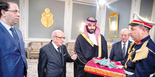   ولي العهد خلال منحه الصنف الأكبر من وسام تونس